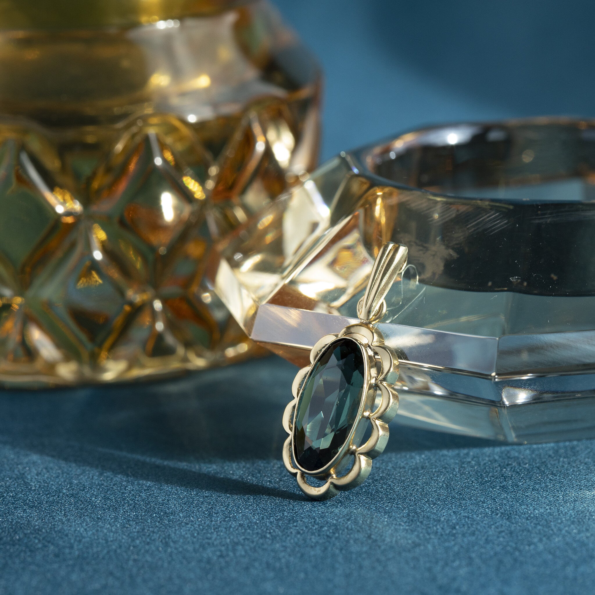 Gouden hanger met groene spinel 14 krt