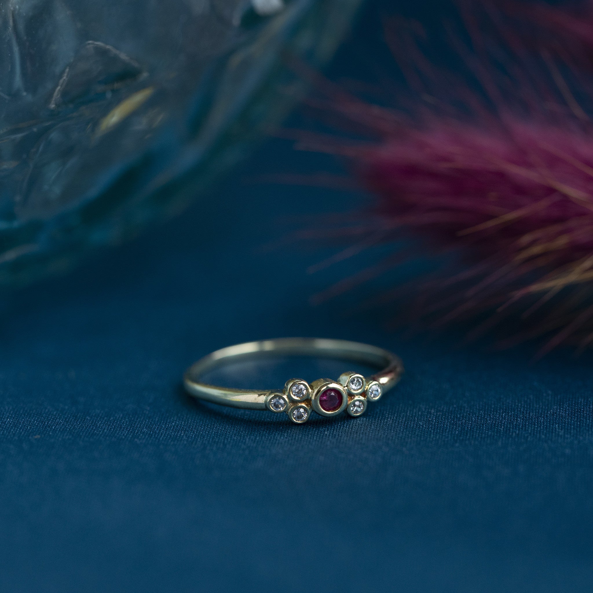 Gouden ring met robijn en diamant 14 krt