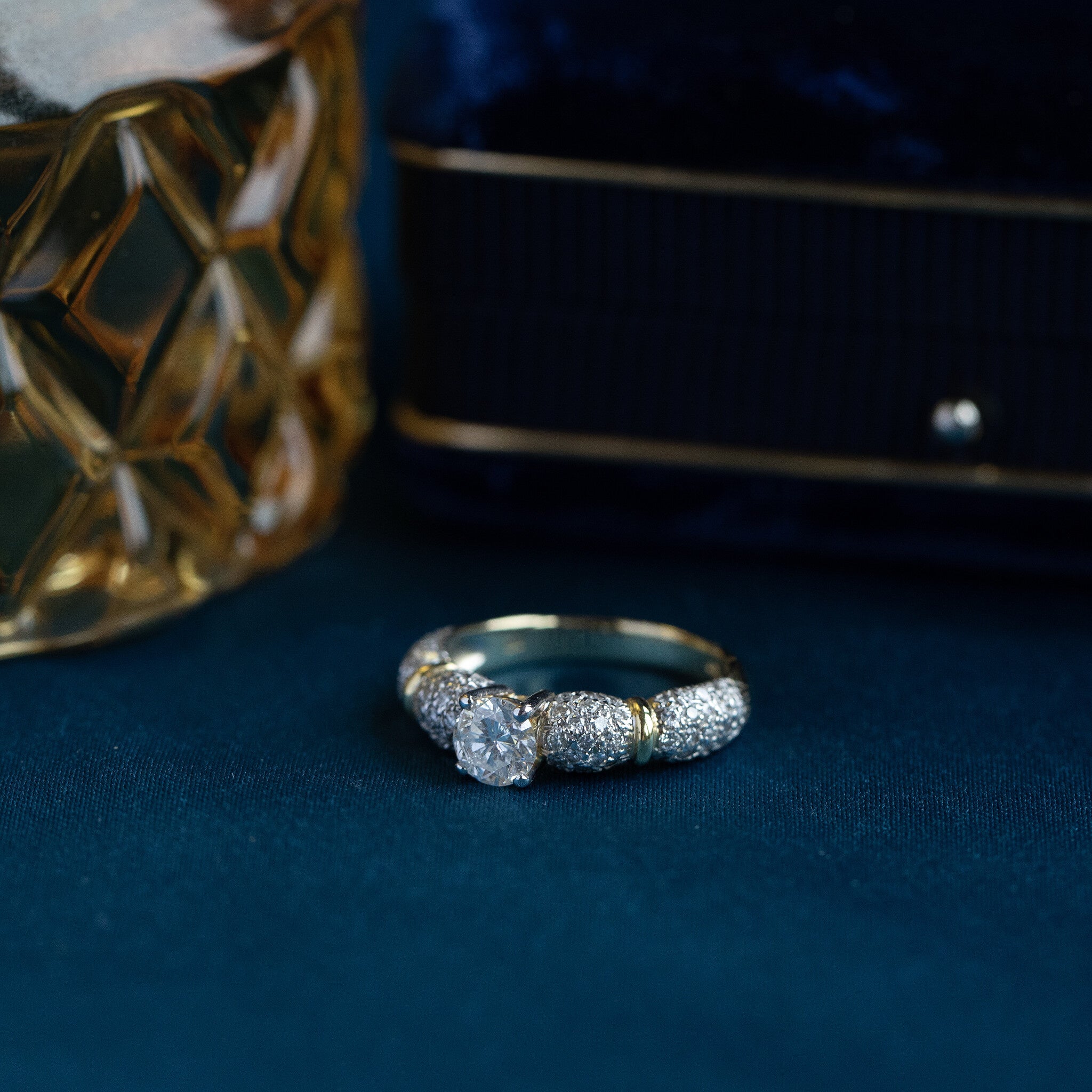 18 kt gold ring with diamond