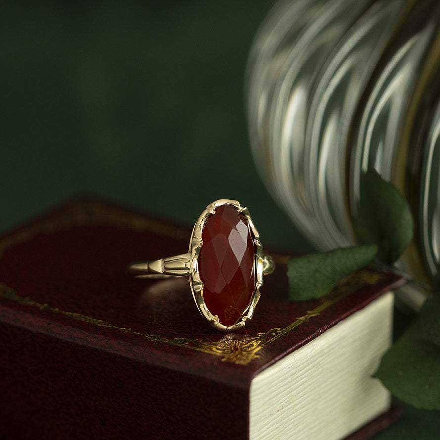 Gold vintage ring with carnelian 14 kt