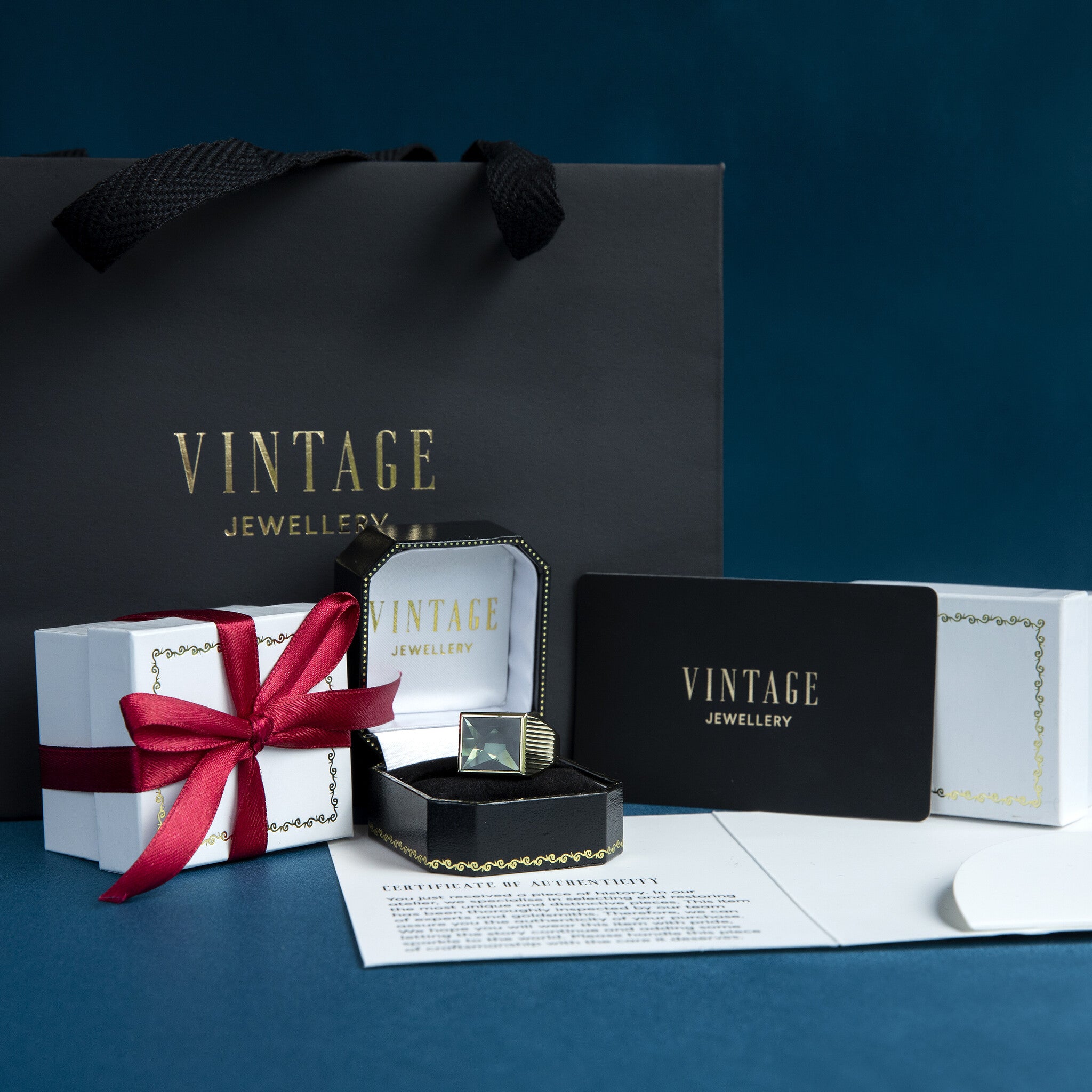 Gold vintage signet ring with onyx and zirconia 14 kt