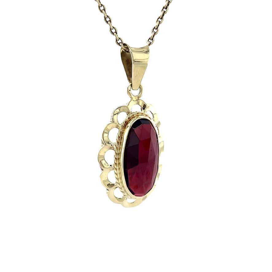 Vintage 14 kt gold pendant with garnet.