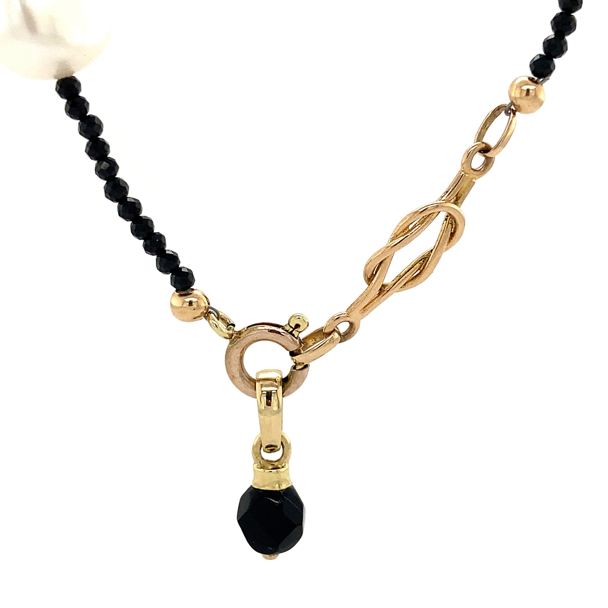 Onyx collier met witte parels en een gouden sluiting 41 cm 14 krt