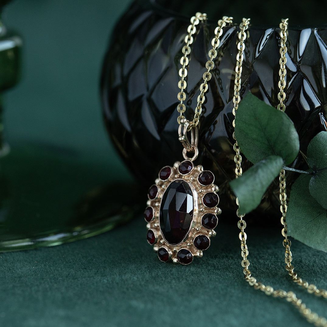 Gouden vintage hanger met granaat 14 krt