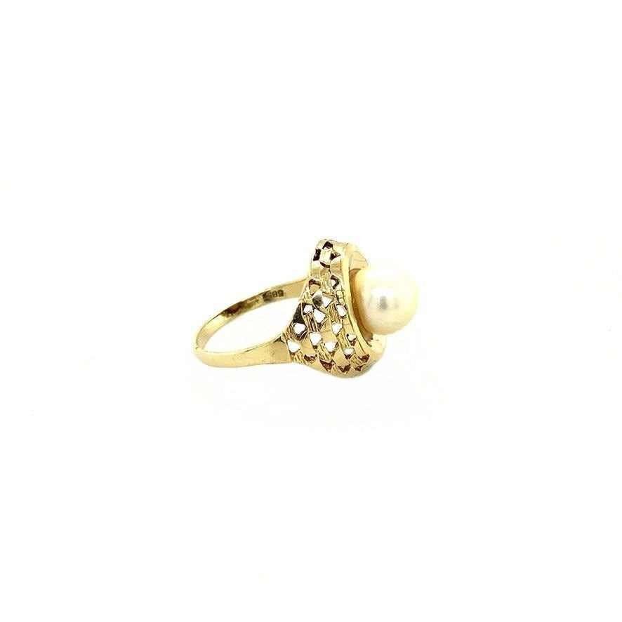 14 kt gold ring with a pearl