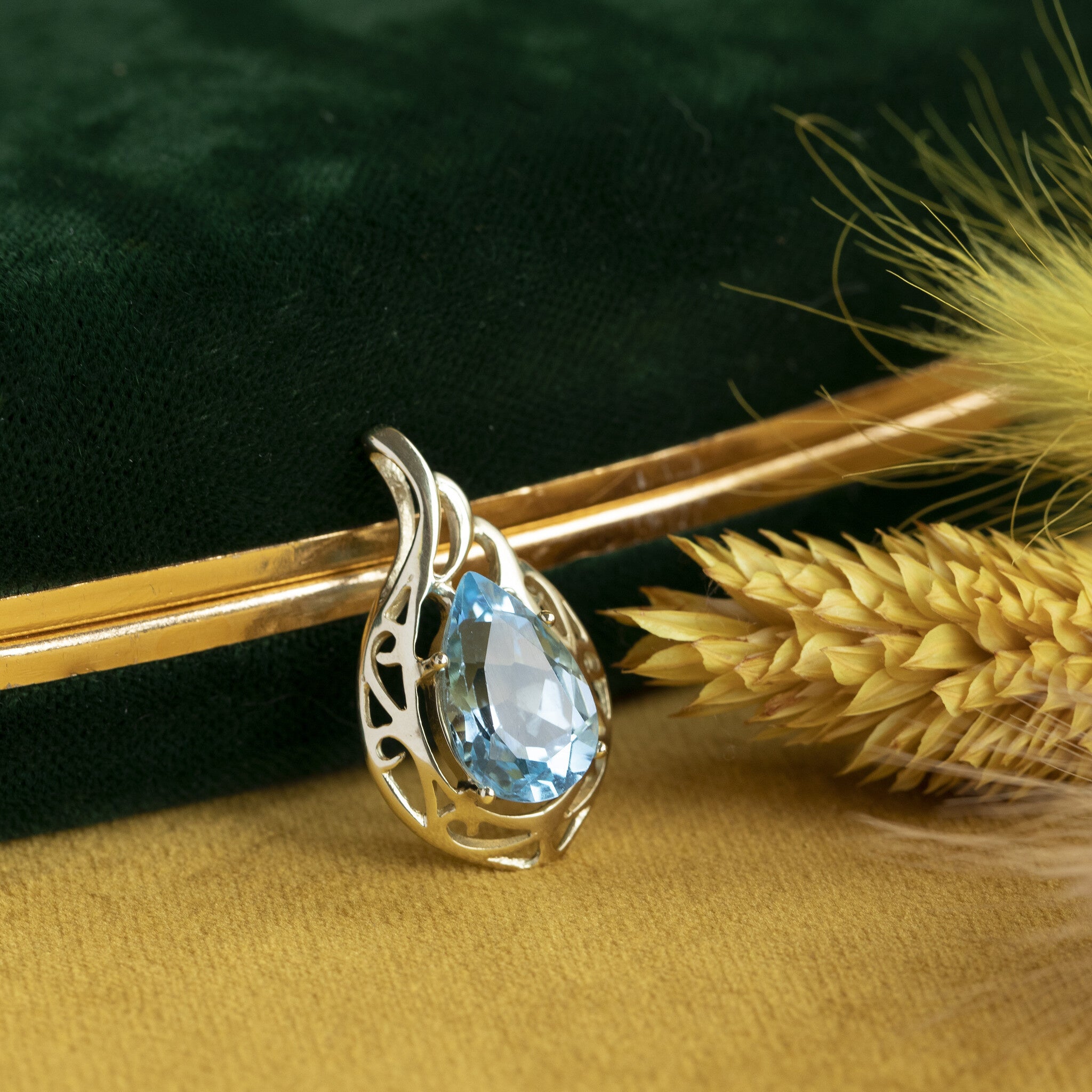 Gouden hanger met topaas 14 krt