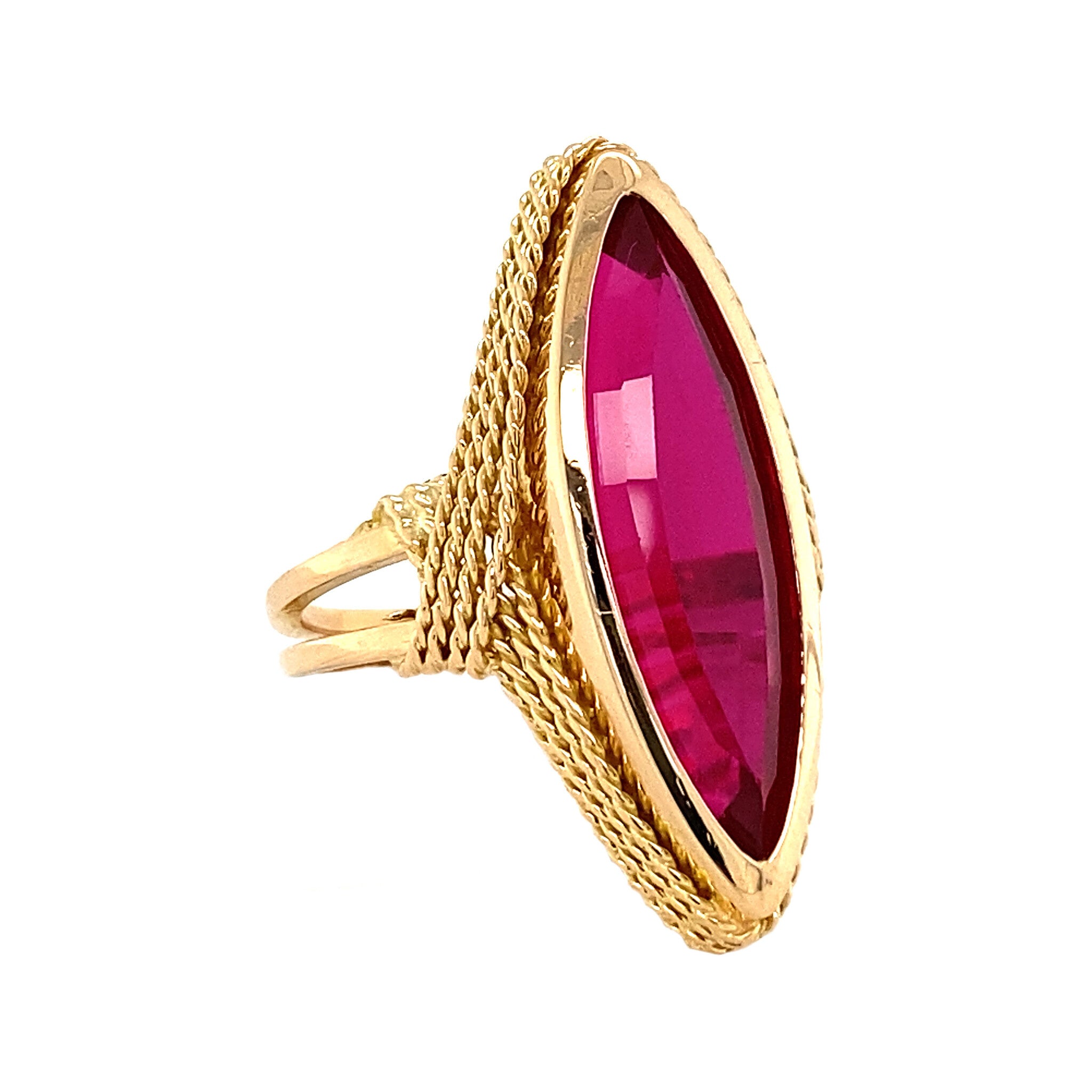 Gold ring with ruby 18 krt