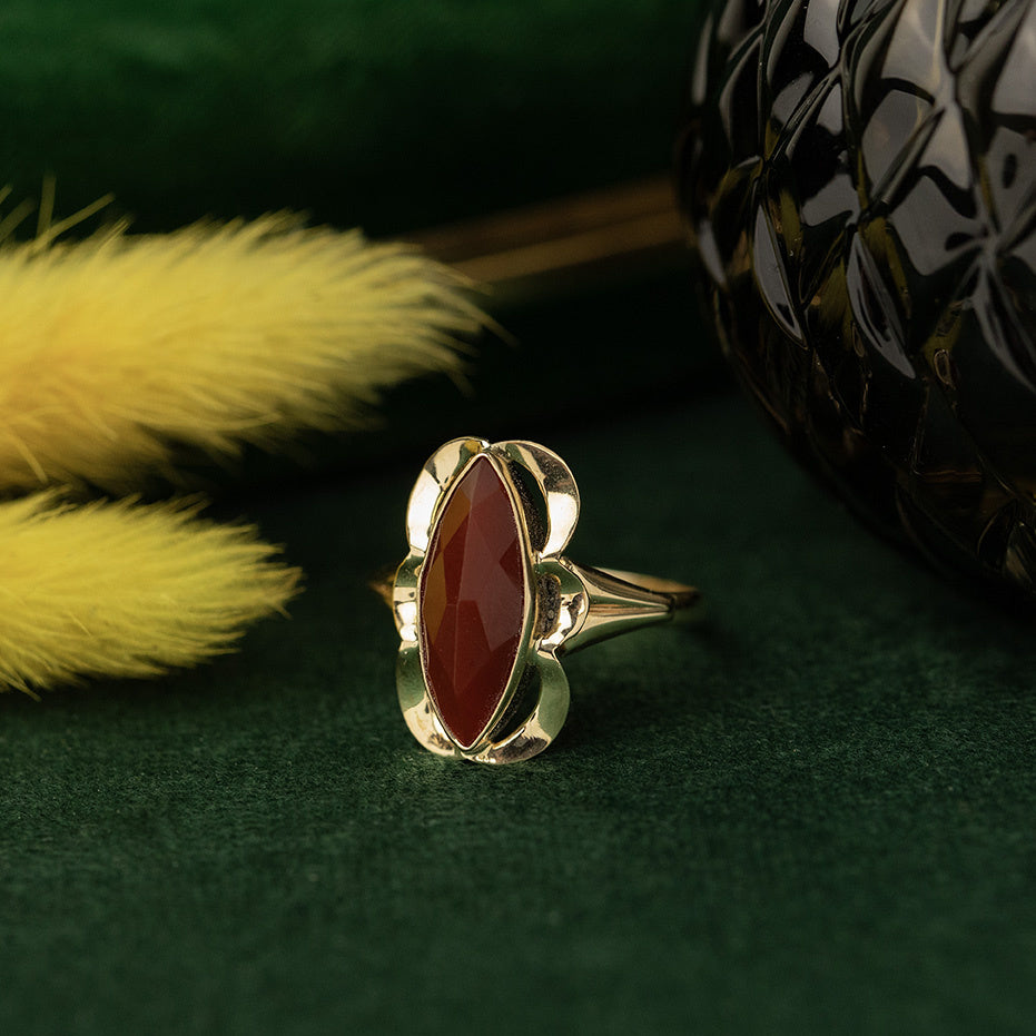 Gold ring with carnelian 14 kt