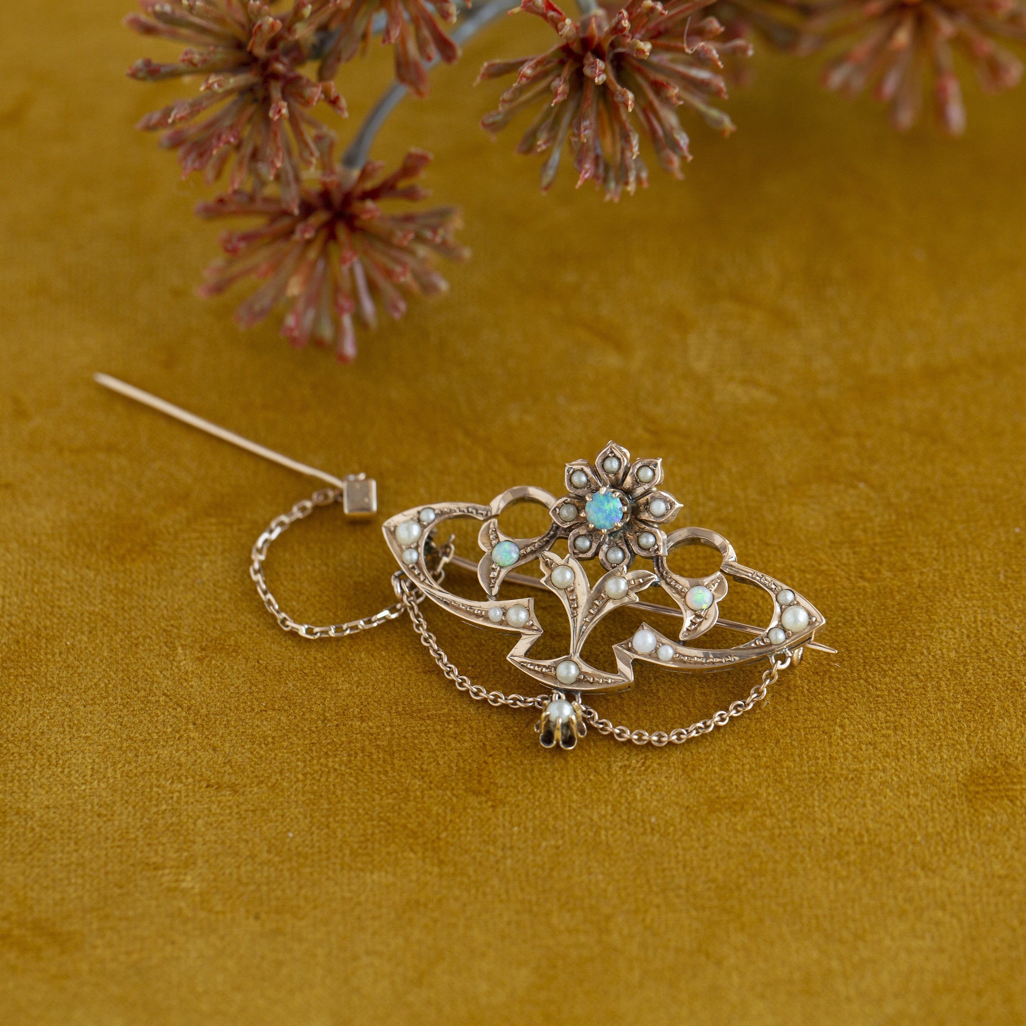 Rose gold brooch with pearl and opal 14 krt