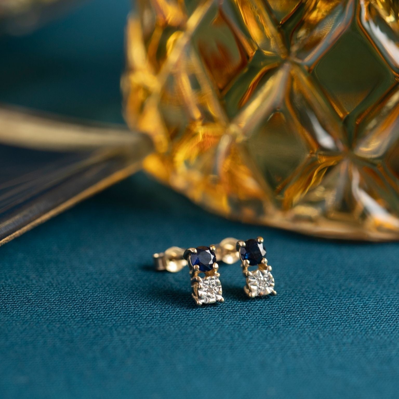 Gold ear studs with diamond and sapphire 14 krt