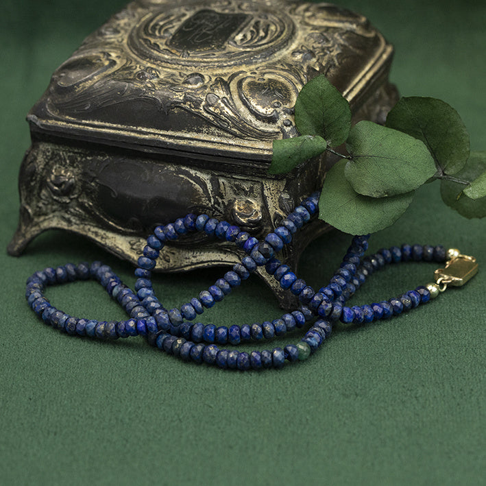 Sapphire necklace with 14 kt gold clasp