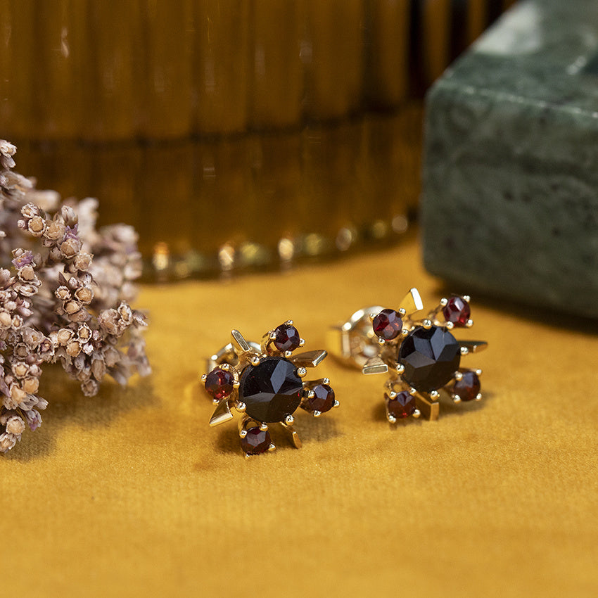 Gouden vintage entourage oorstekers met granaat 14 kt