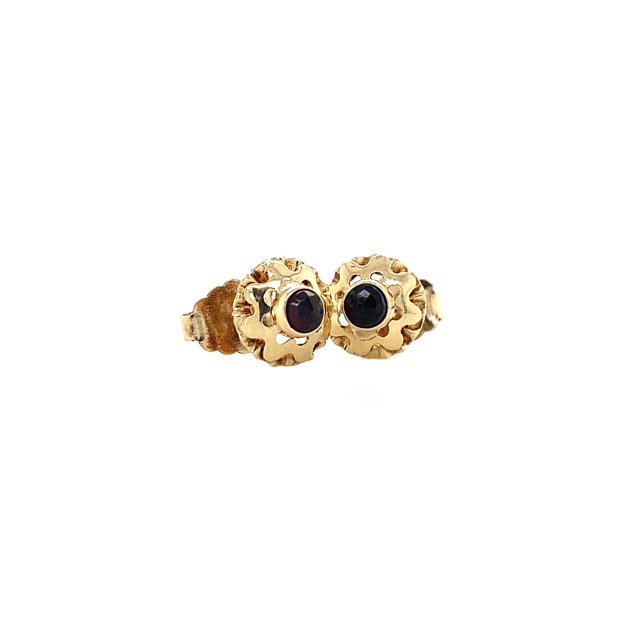 14 kt gold stud earrings with garnet