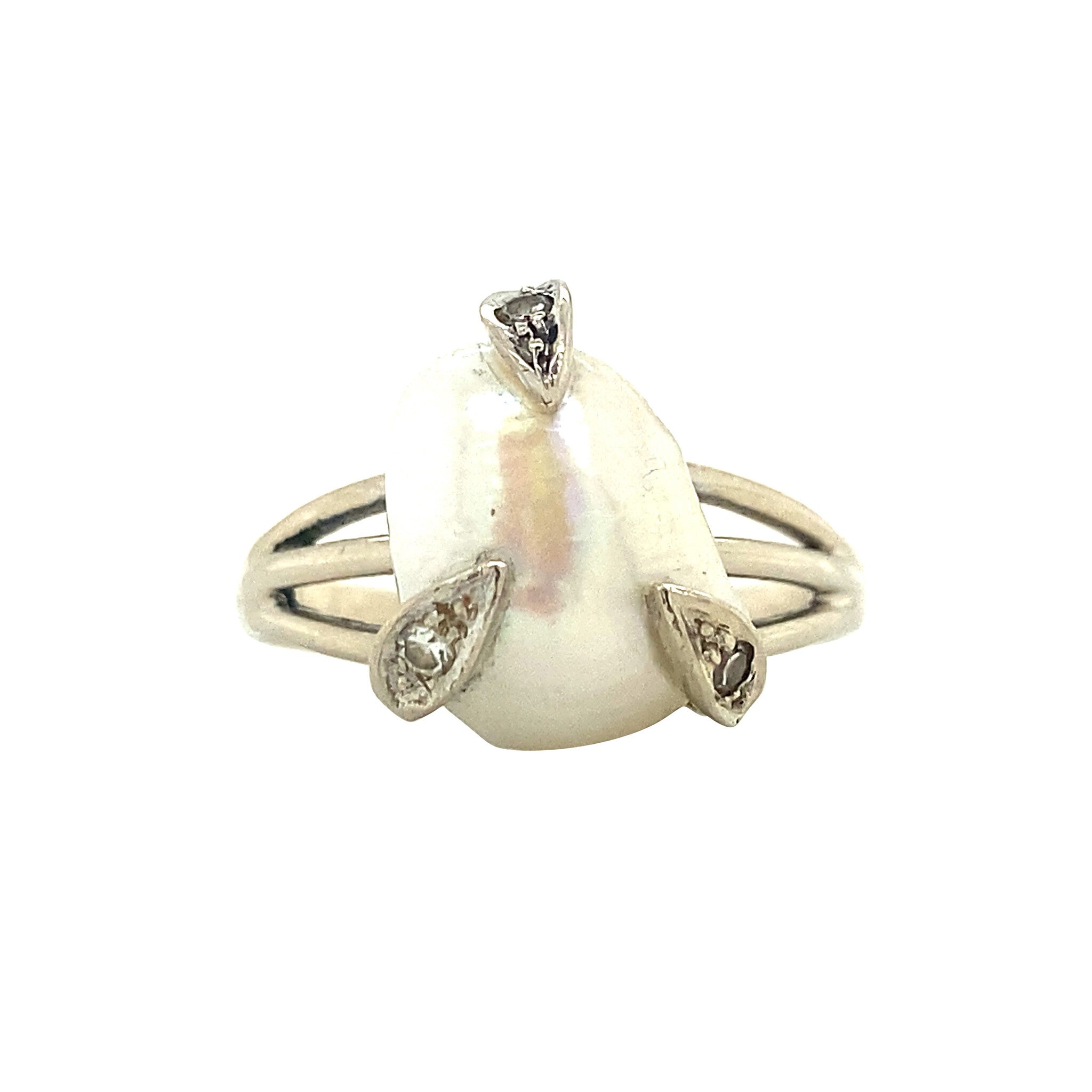 14 kt white gold ring with pearl and diamond