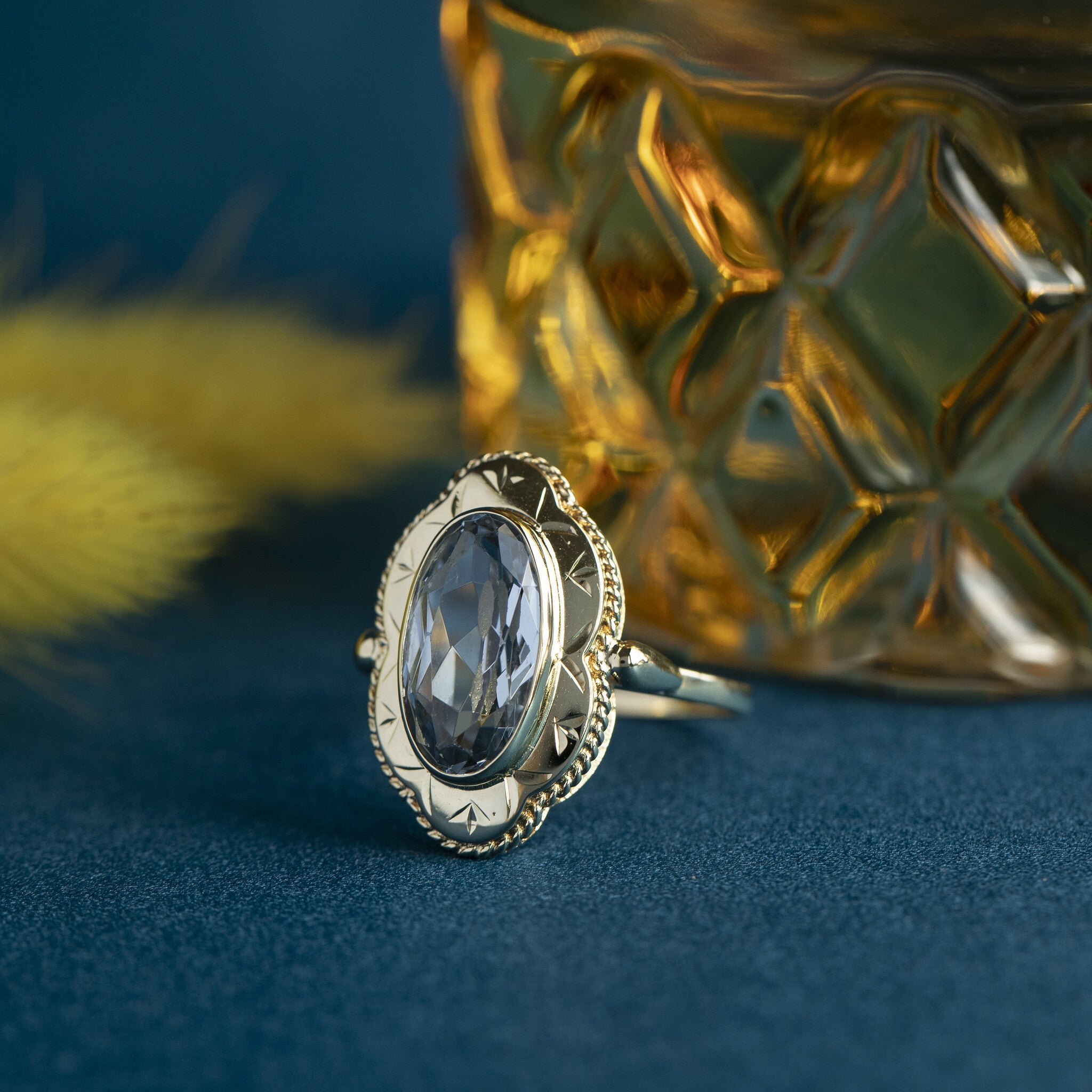 Gold ring with blue spinel 14 krt