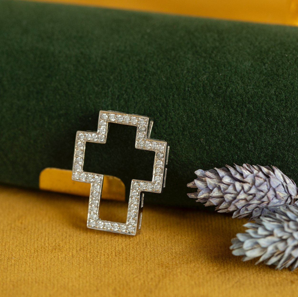 Witgouden vintage kruis hanger met diamant 18 kt