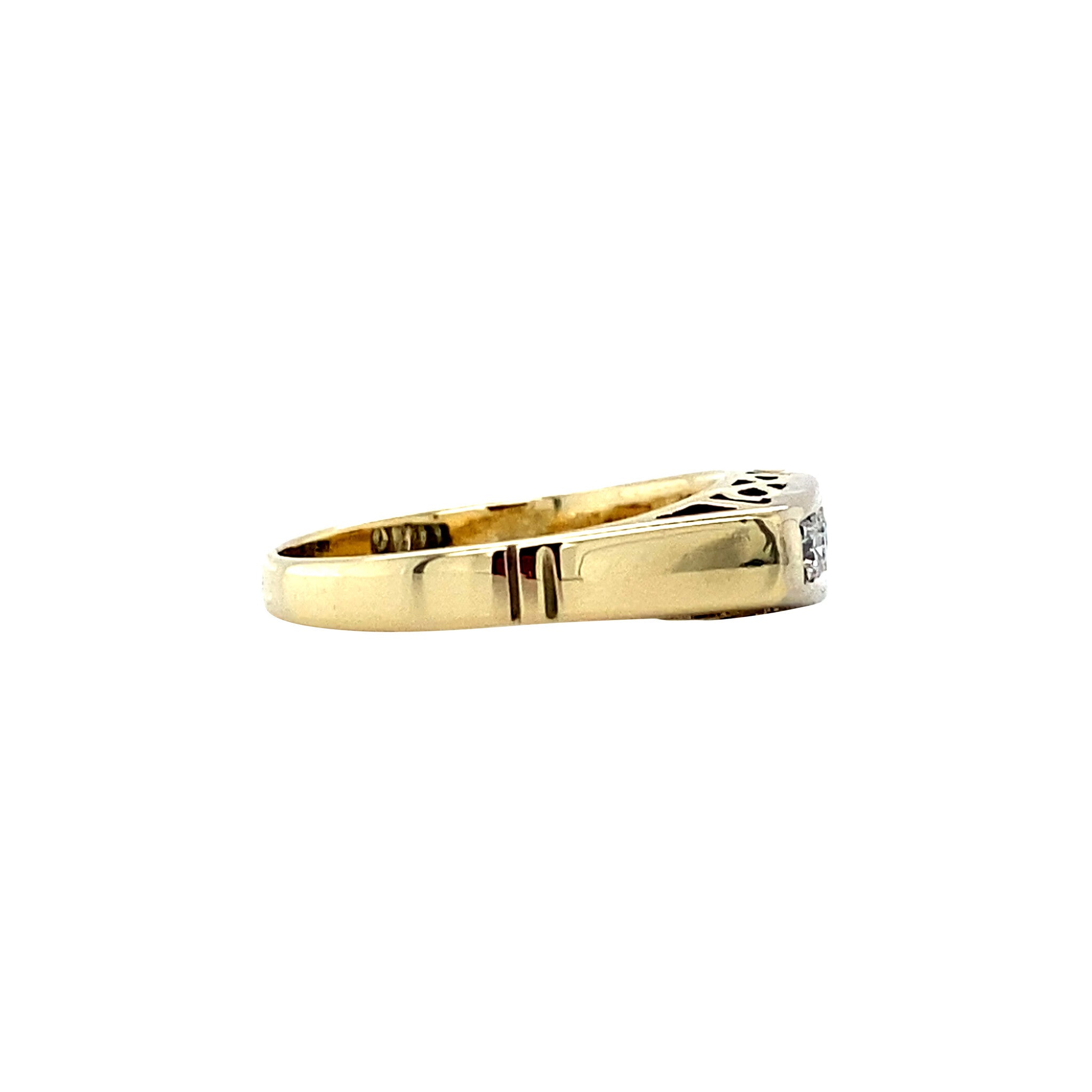 14 kt gold ring with a diamond