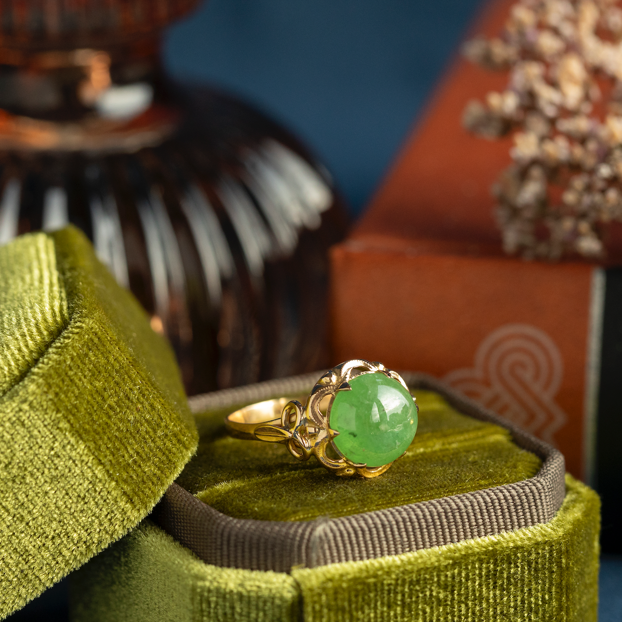 Vintage gold ring with green garnet, 18 kt