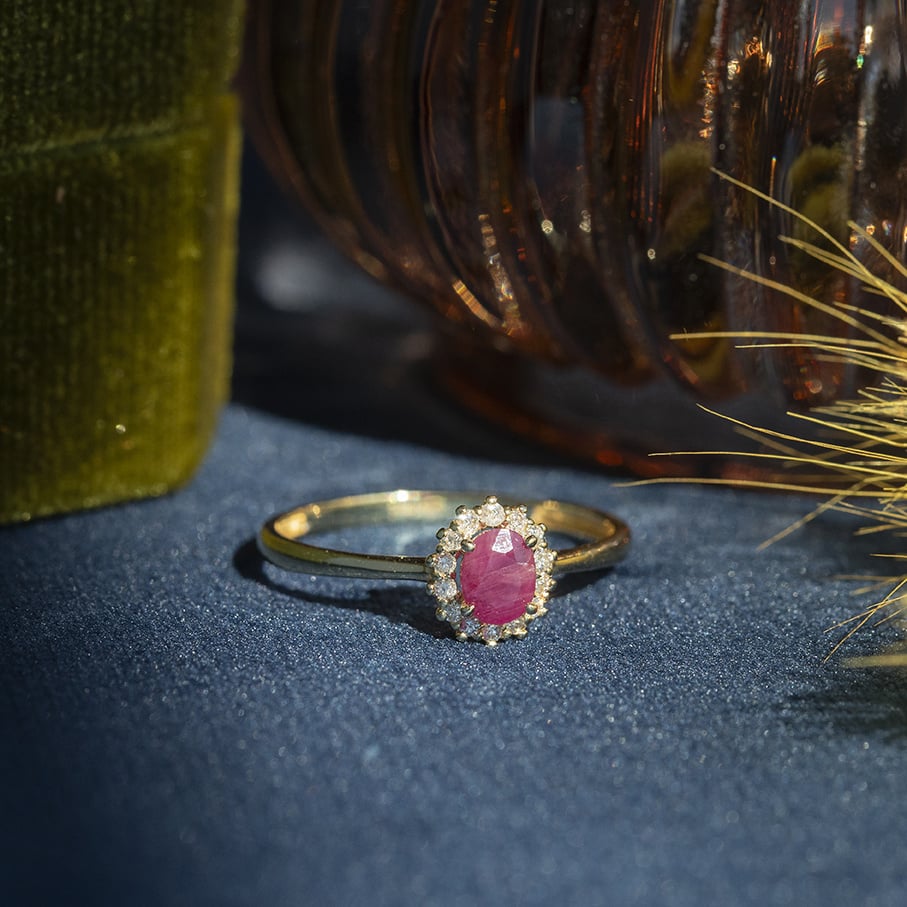 Gouden vintage entourage ring met robijn en diamant 14 krt