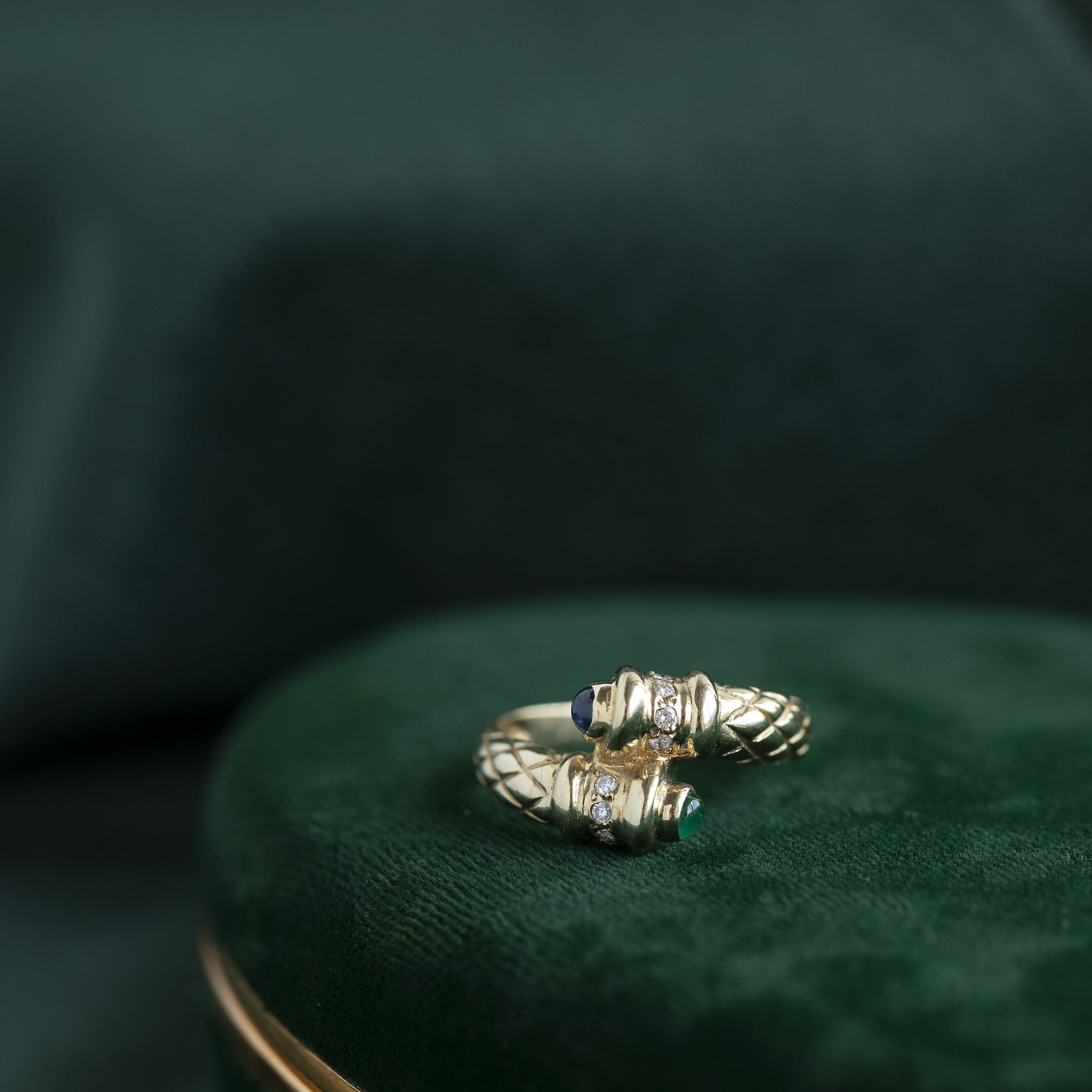 14 kt gold ring with emerald, sapphire and diamond