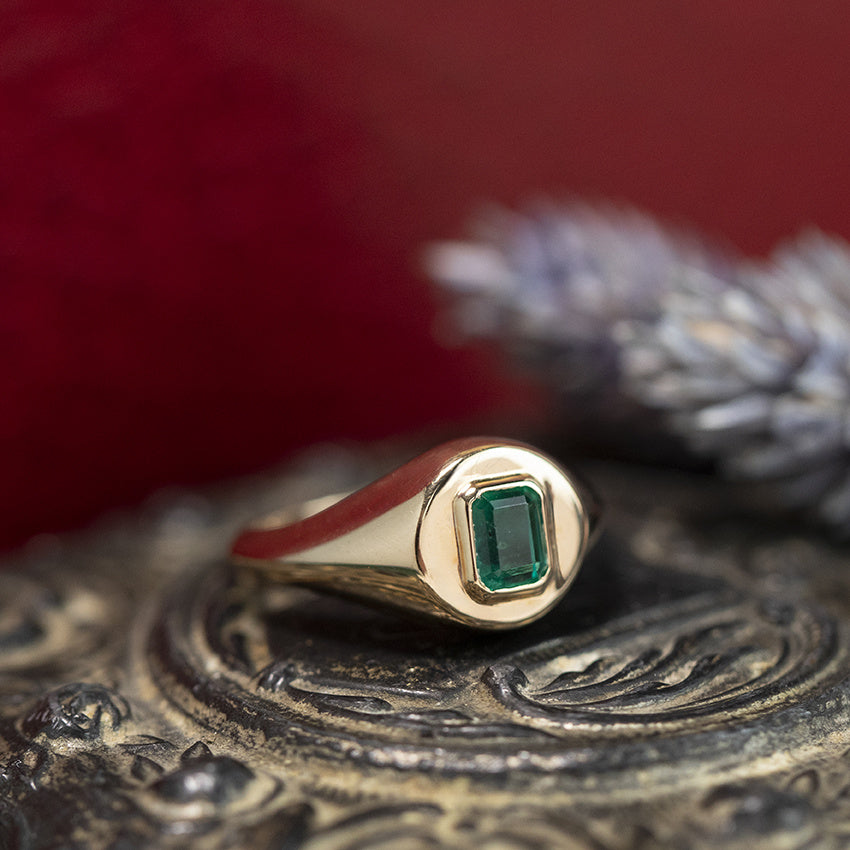 Gold vintage ring with emerald 14 kt
