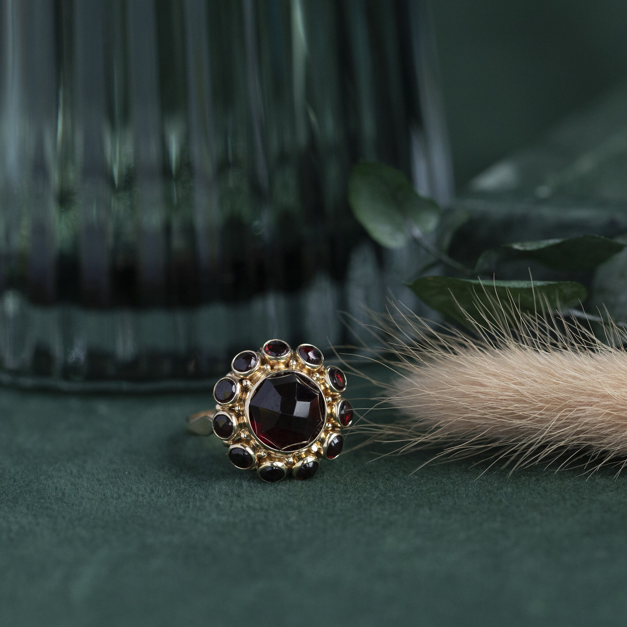 Gouden entourage ring met granaat 14 krt