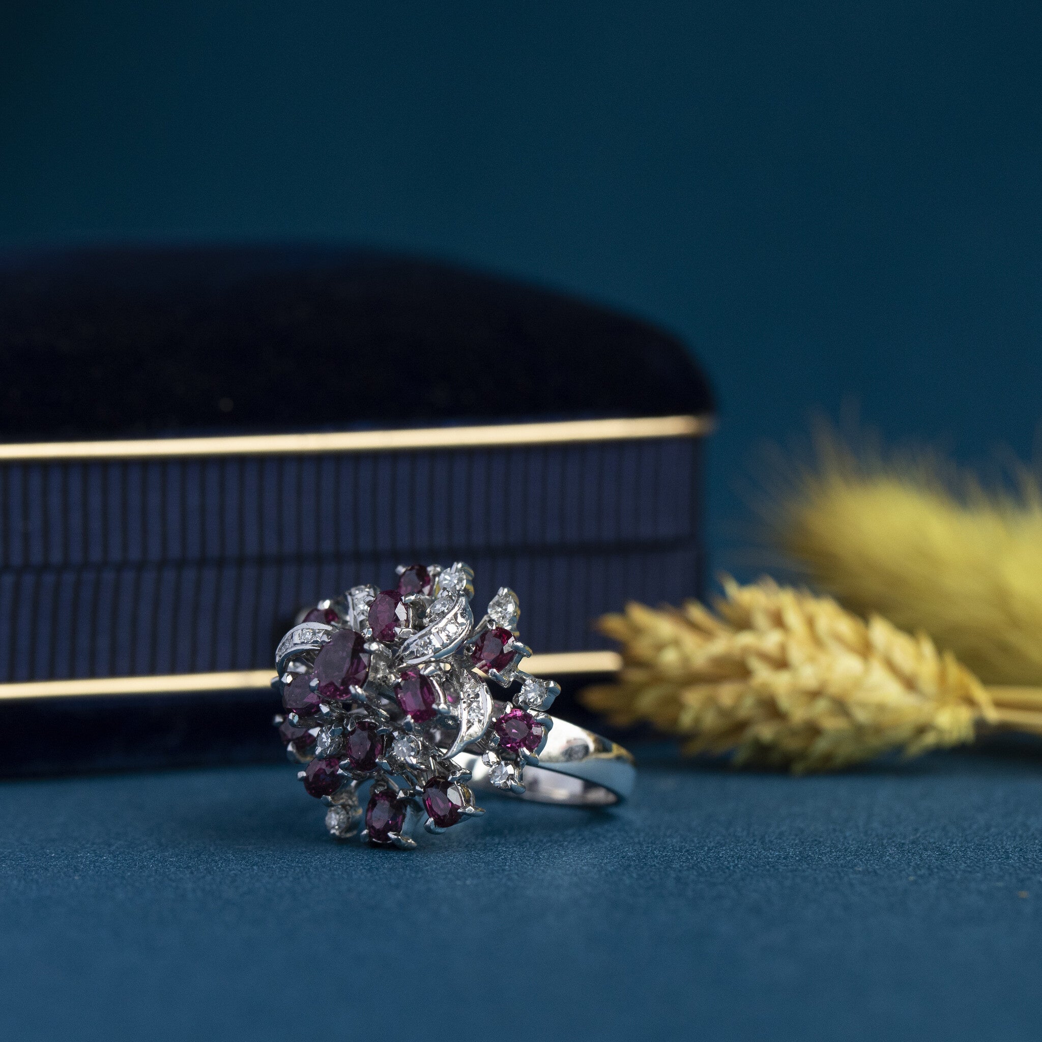 White gold cocktail ring with ruby and diamonds 14 krt