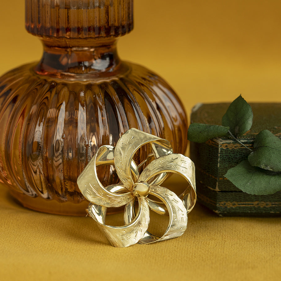 Gold vintage flower brooch 14 kt