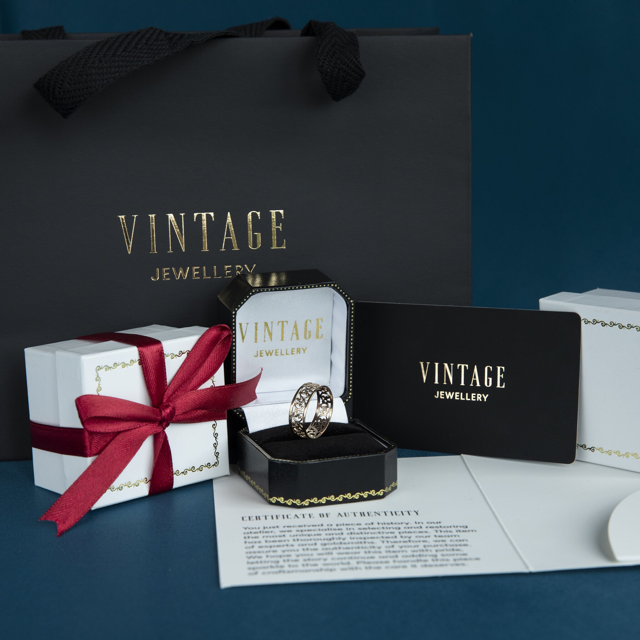 Golden vintage ring with sapphire and diamond 14 kt