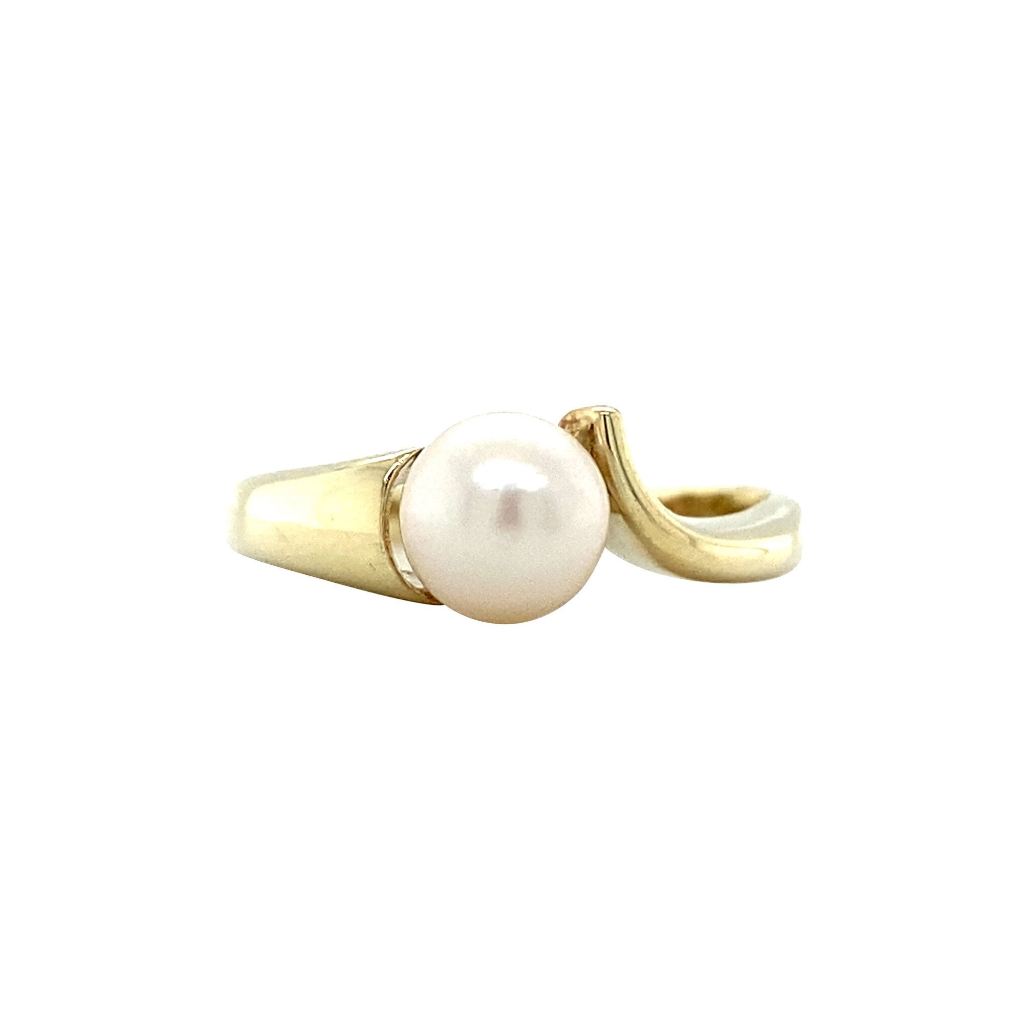 14 kt gold ring with a pearl