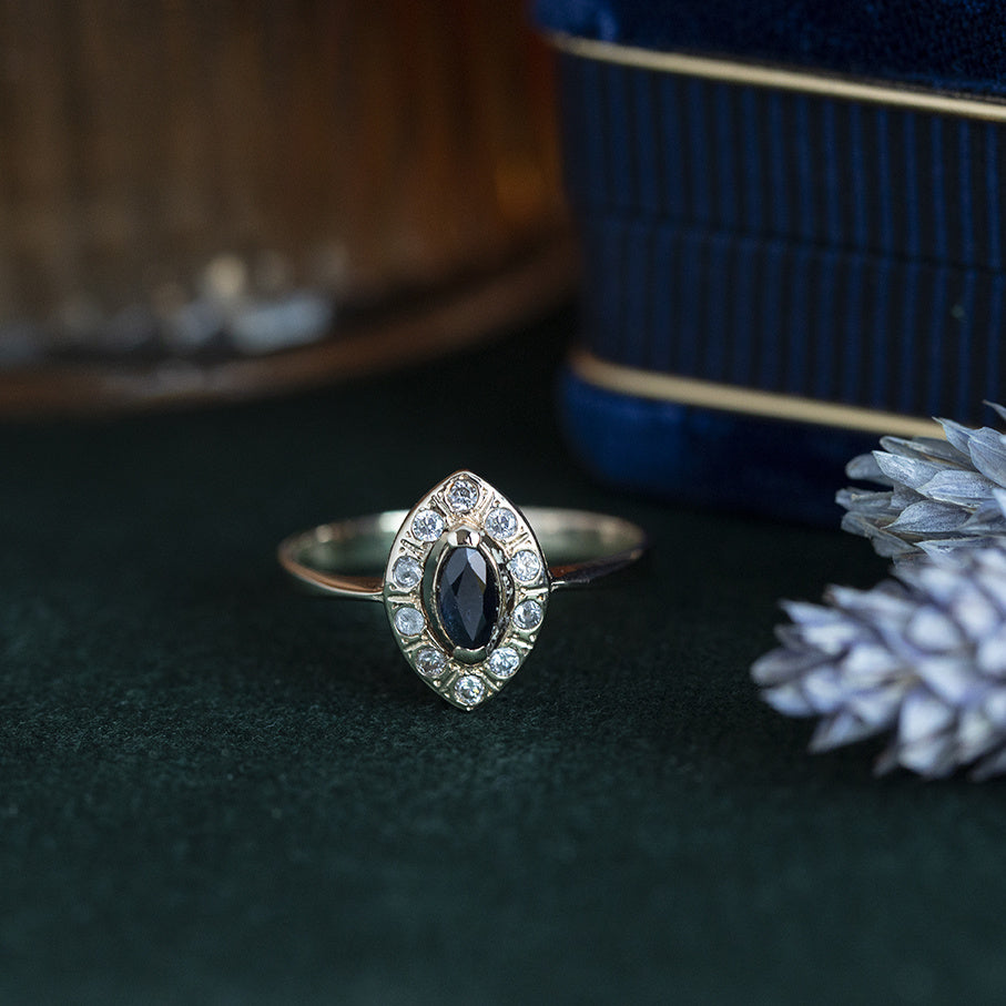 Gouden vintage entourage ring met saffier en zirkonia 14 kt