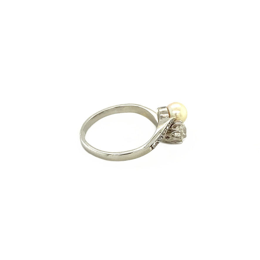 14 kt white gold ring with diamond and pearl