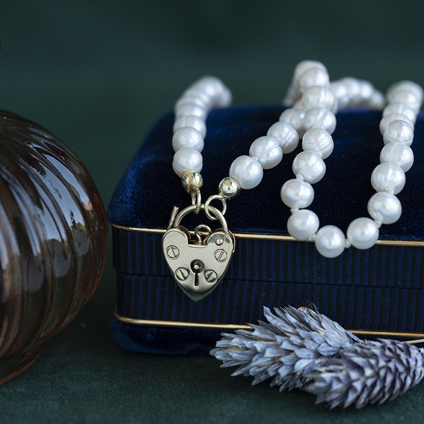 Vintage 9 kt pearl necklace with heart clasp