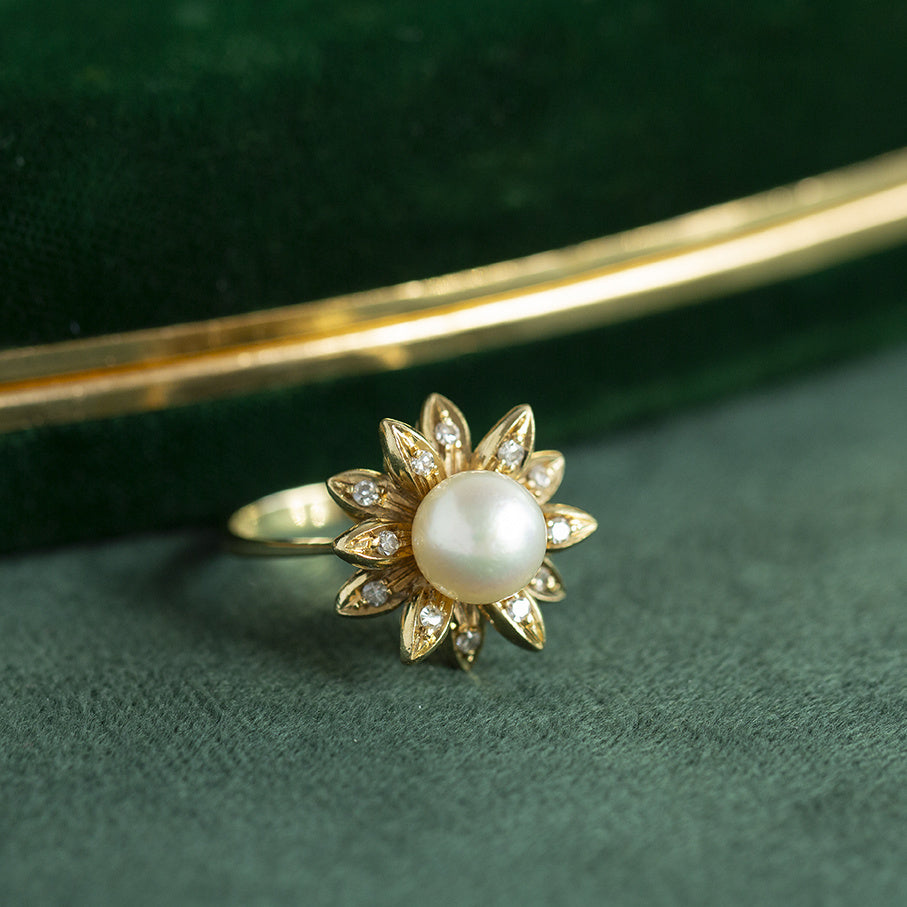 Gold ring with pearl and diamond 18 kt