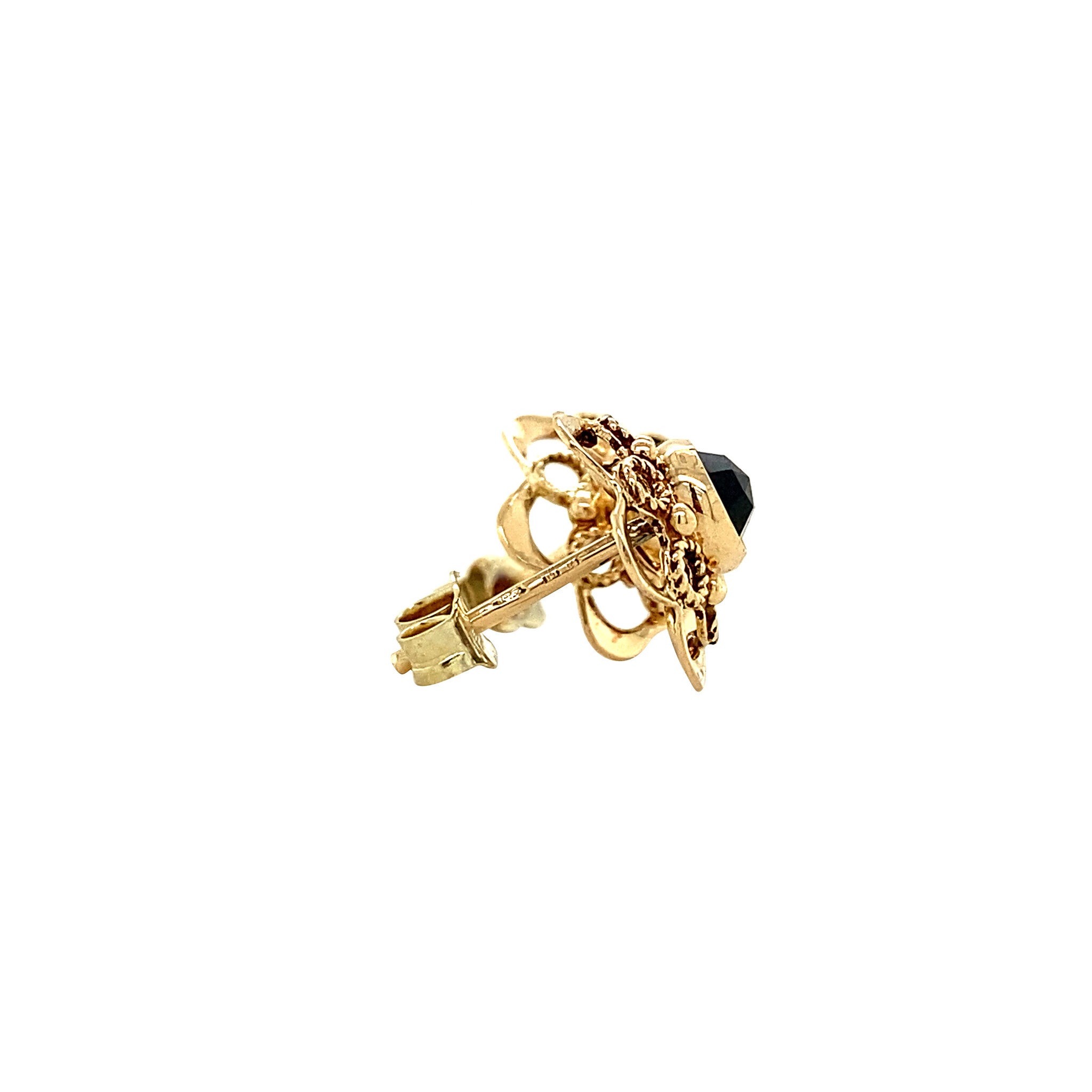 14 kt gold stud earrings with garnet