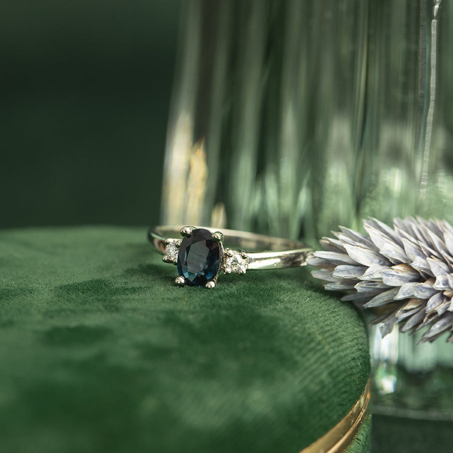 White gold vintage ring with sapphire and diamond 14 kt