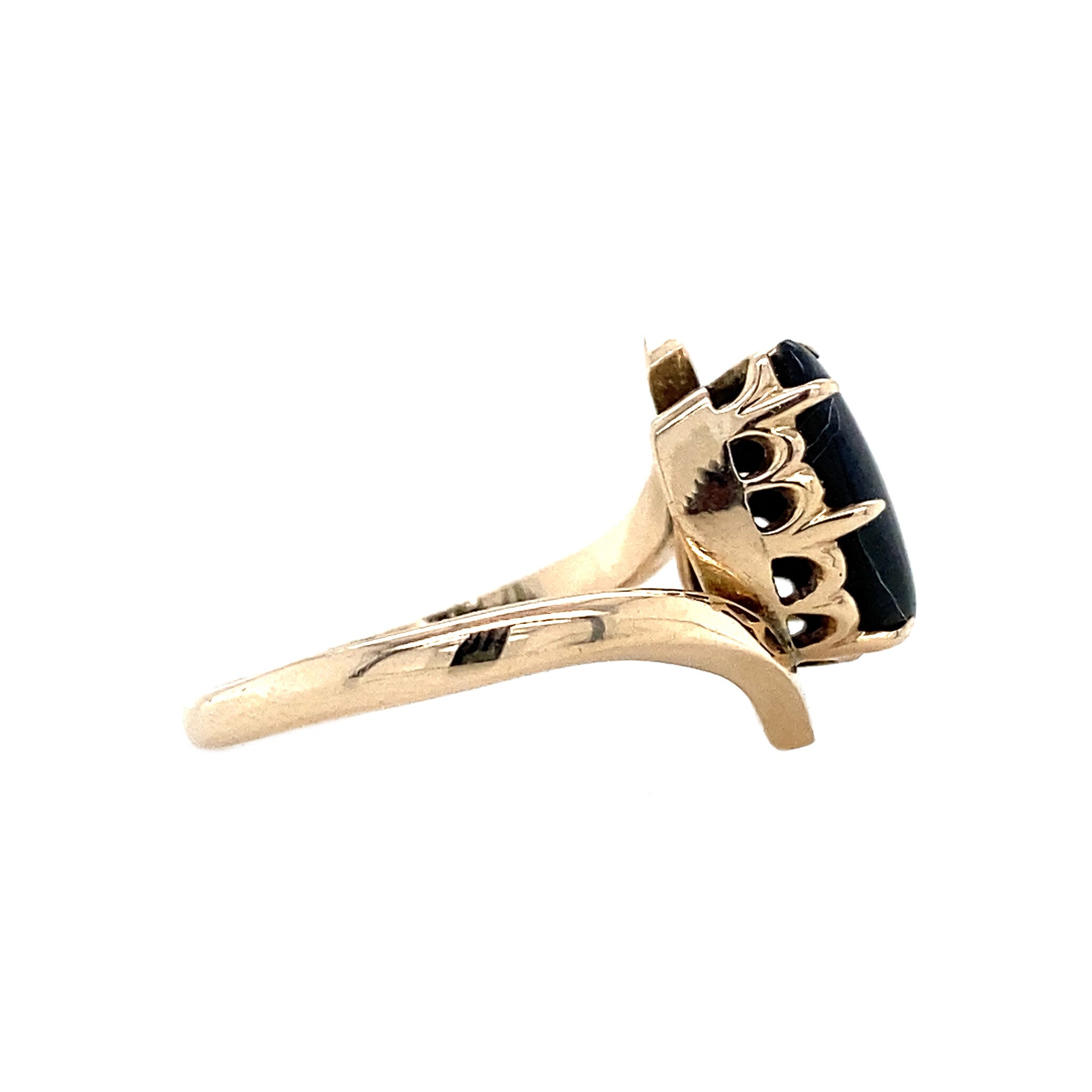 Ring with star sapphire, 12 kt