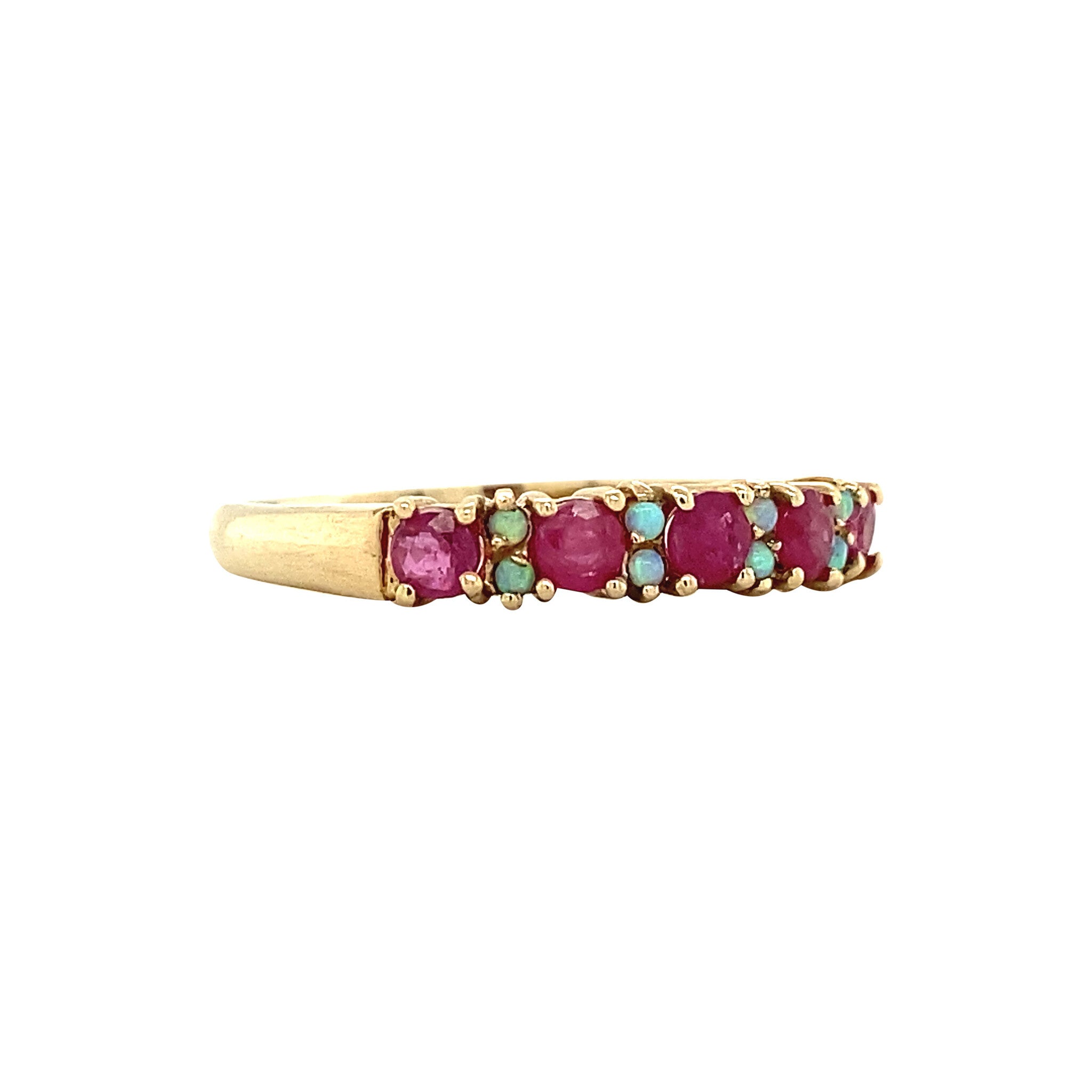 Ring with opal and ruby 9 krt