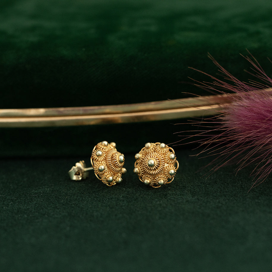 Gold Zeeland button ear studs 14 krt