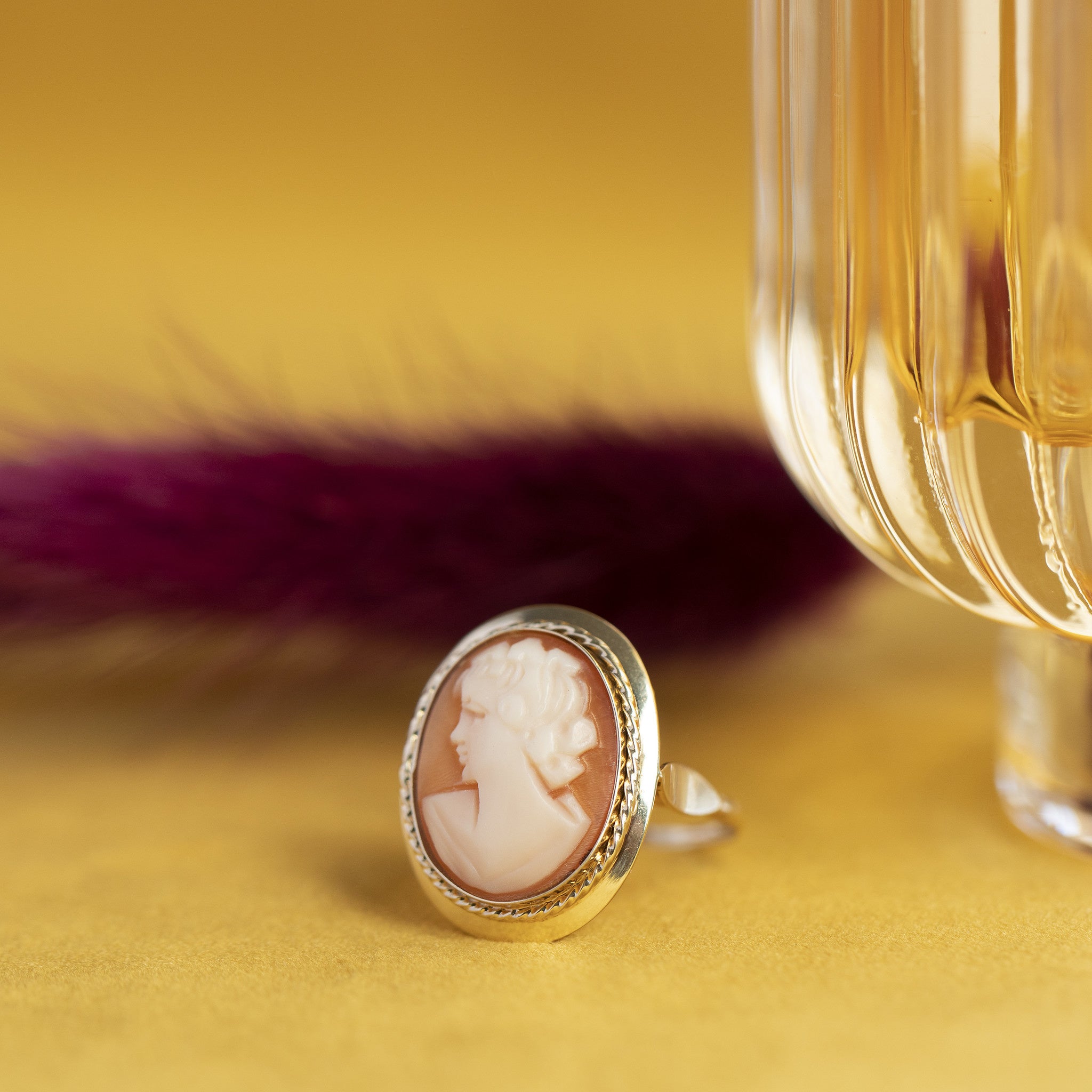 14 kt gold ring with cameo