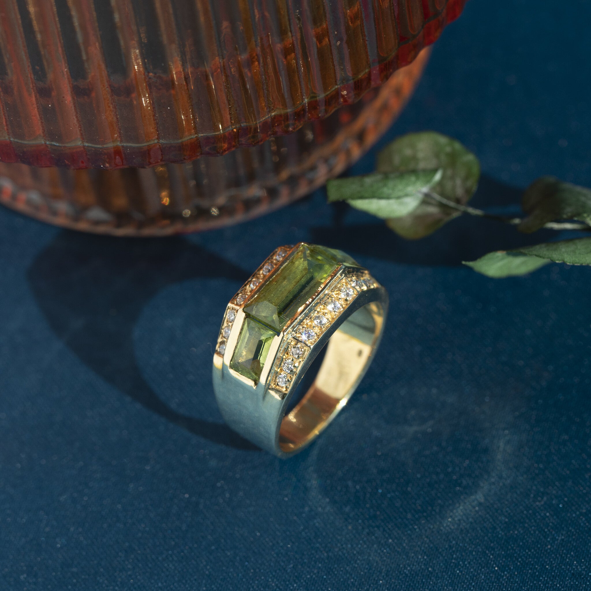 18 kt gold ring with peridot and diamond