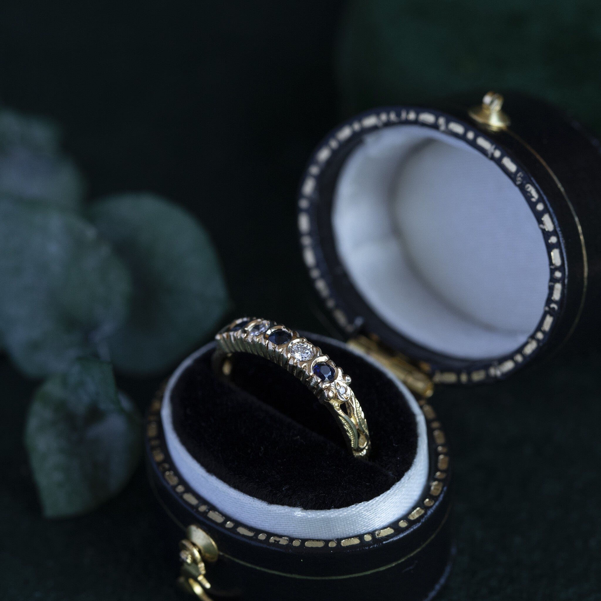 Gouden rijring met saffier en diamant 18 krt