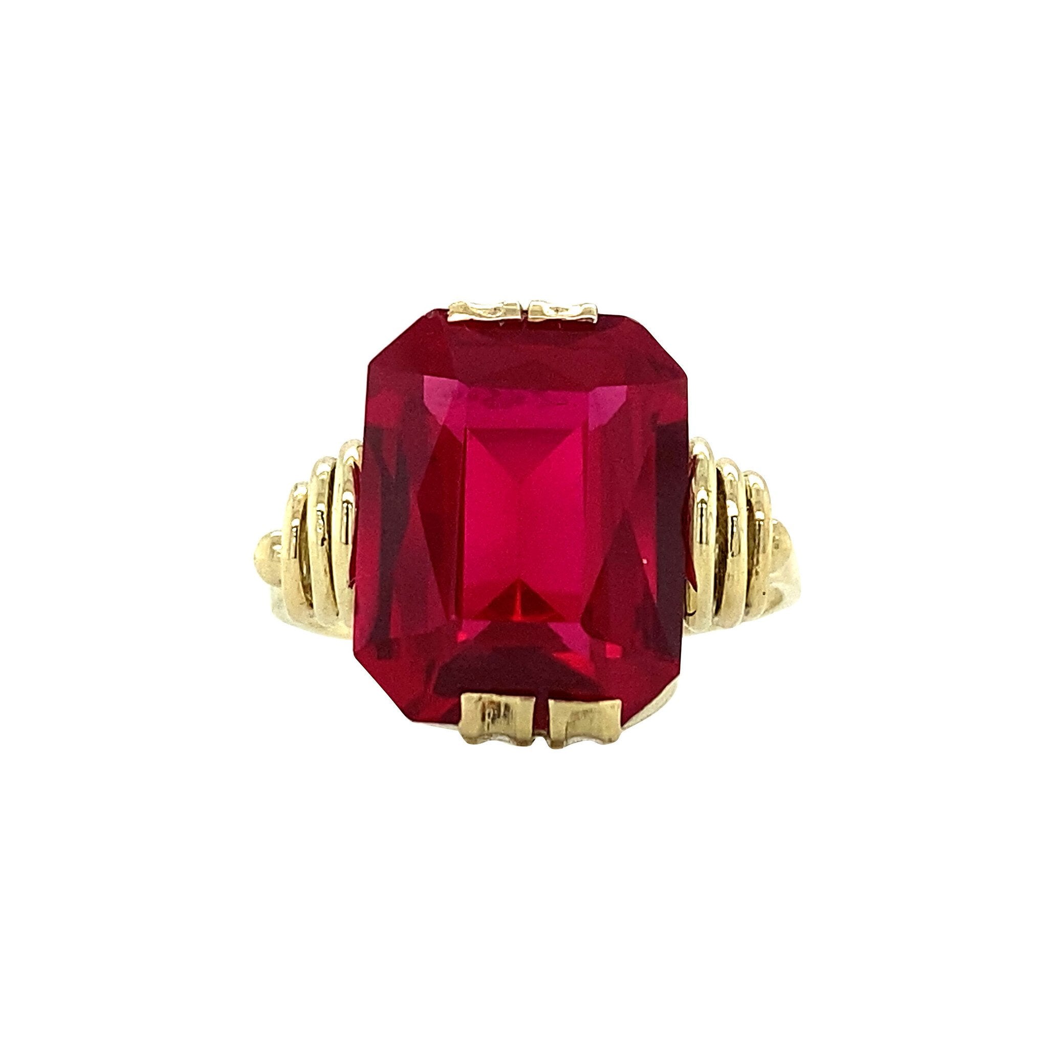 Gold ring with ruby 14 krt