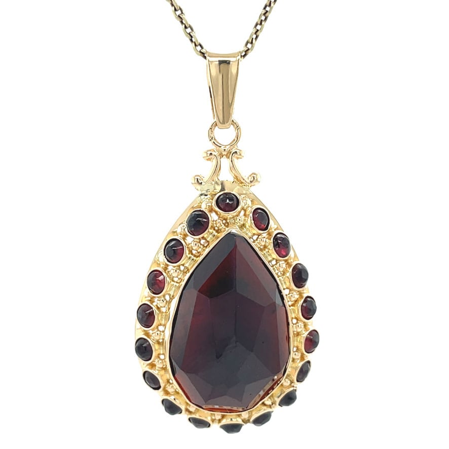 Vintage 14 kt gold entourage pendant with garnet