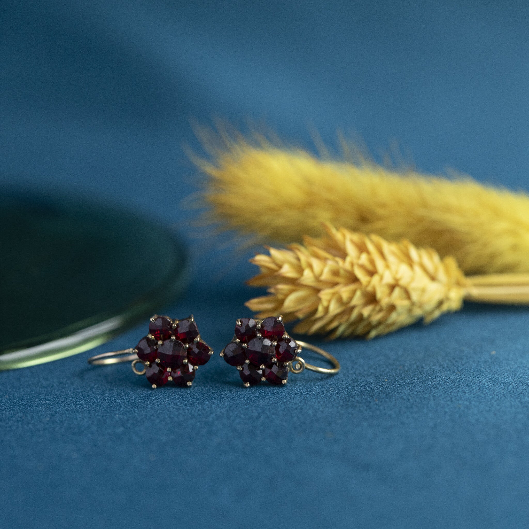 Dormeuse entourage oorhangers met granaat 8 krt