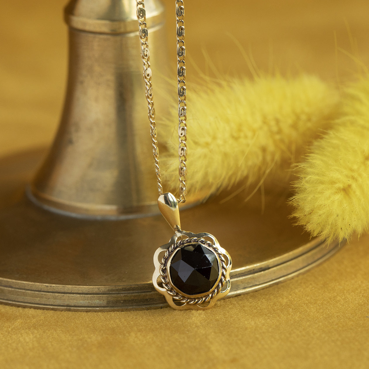 Gouden hanger met granaat 14 krt