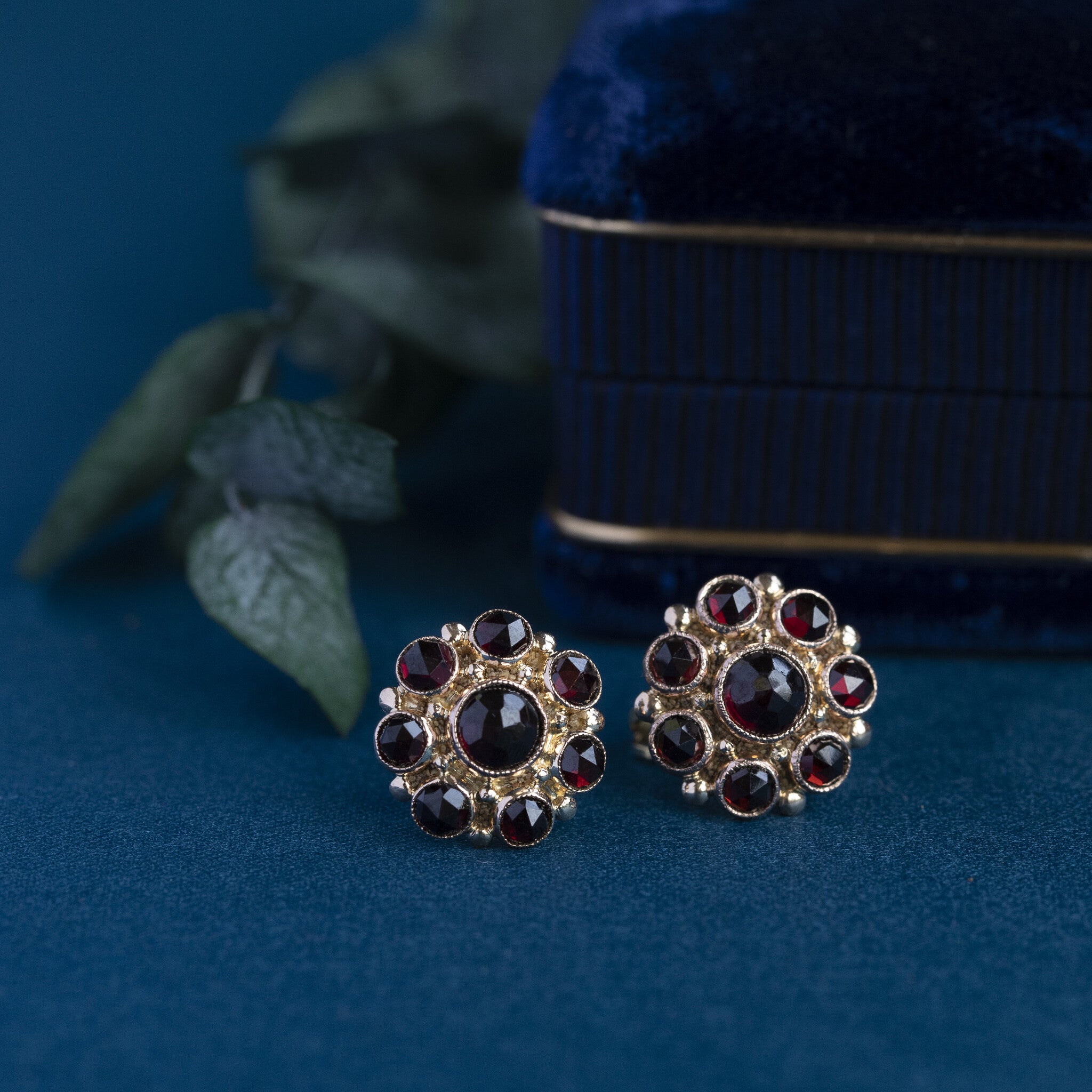 Gouden entourage oorstekers met granaat 14 krt