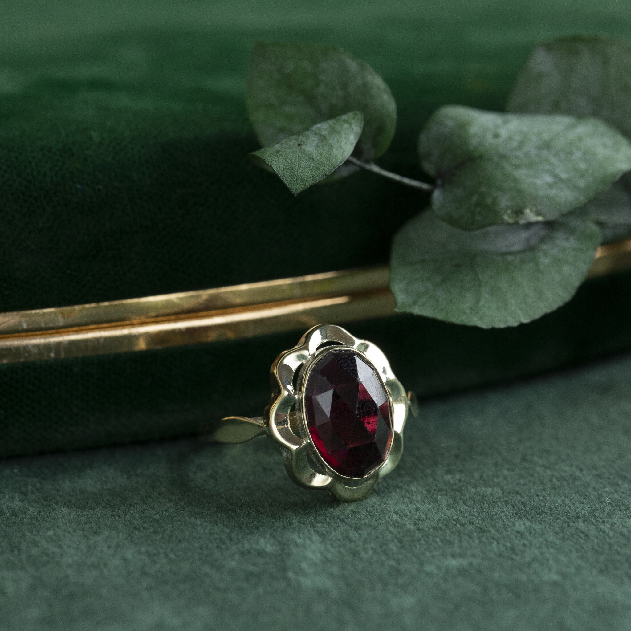14 kt gold ring with garnet