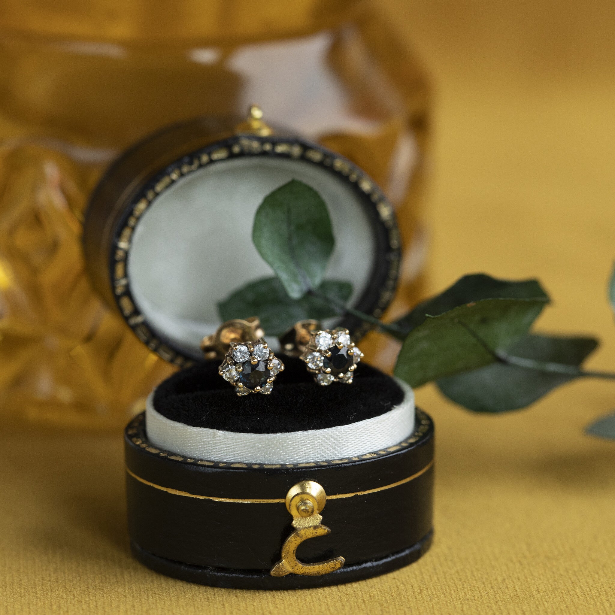 Gold entourage ear studs with sapphire and zirconia 14 krt