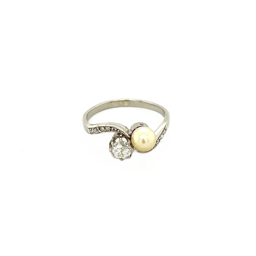 14 kt white gold ring with diamond and pearl